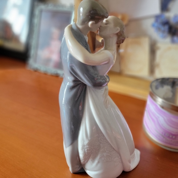Nao by Lladro - A Kiss Forever - Picture 3 of 5